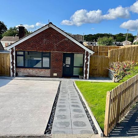 Modern Bungalow In Good Location Aberdulais Exterior photo