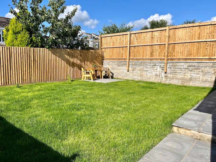 Modern Bungalow In Good Location Aberdulais Exterior photo