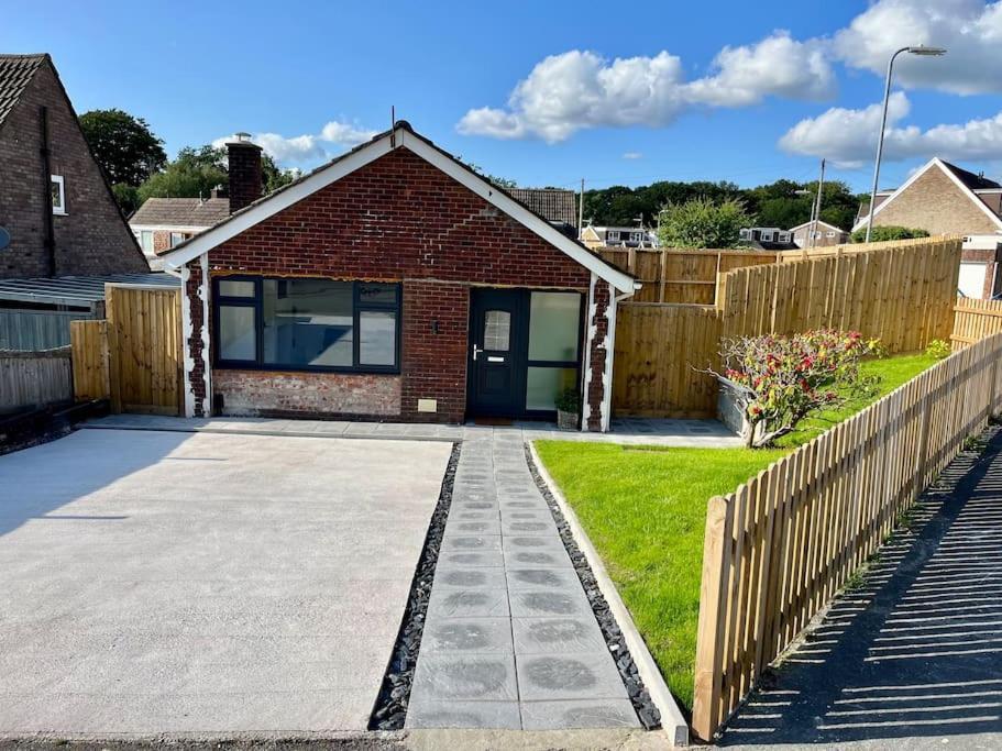 Modern Bungalow In Good Location Aberdulais Exterior photo