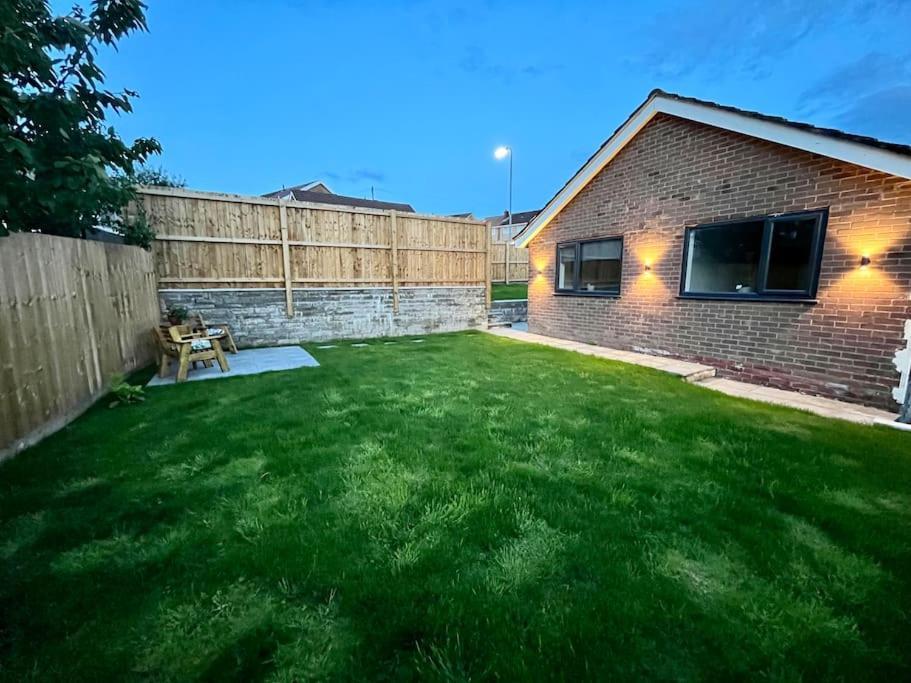 Modern Bungalow In Good Location Aberdulais Exterior photo