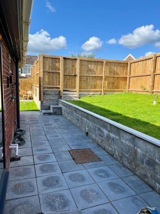 Modern Bungalow In Good Location Aberdulais Exterior photo