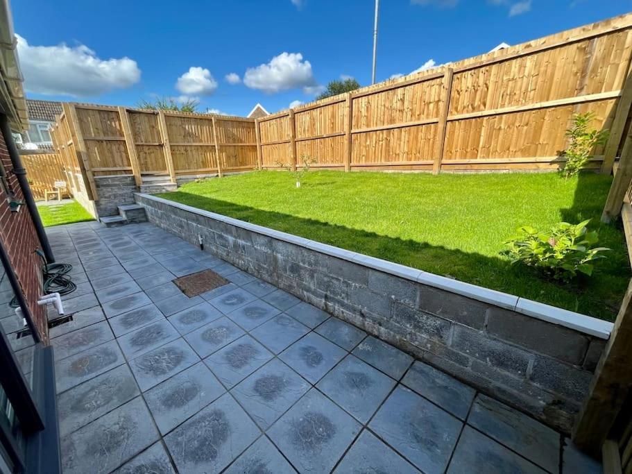Modern Bungalow In Good Location Aberdulais Exterior photo